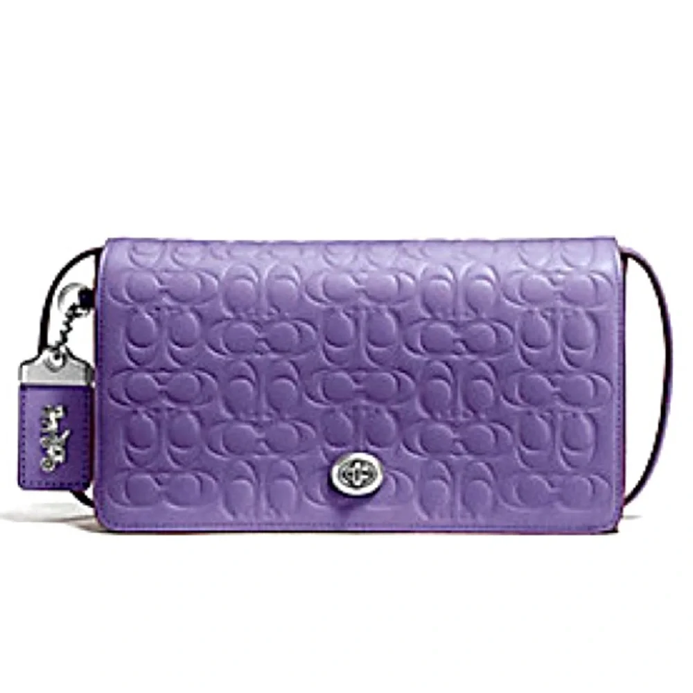COACH DINKY IN SIGNATURE LEATHER EUC
DUSTY-LAVENDER/SILVER